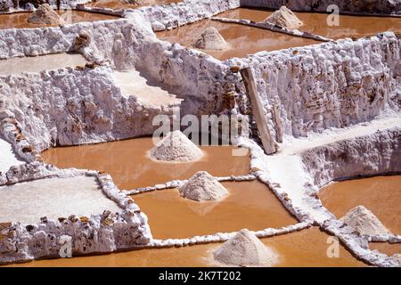 Die Salzminen von Maras sind ein inkaanischer Schatz, der im Heiligen Tal von Peru begraben liegt. Es ist im Besitz von reinen incan Familien und bietet weltberühmtes Salz. Stockfoto