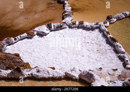 Die Salzminen von Maras sind ein inkaanischer Schatz, der im Heiligen Tal von Peru begraben liegt. Es ist im Besitz von reinen incan Familien und bietet weltberühmtes Salz. Stockfoto