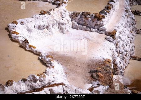 Die Salzminen von Maras sind ein inkaanischer Schatz, der im Heiligen Tal von Peru begraben liegt. Es ist im Besitz von reinen incan Familien und bietet weltberühmtes Salz. Stockfoto