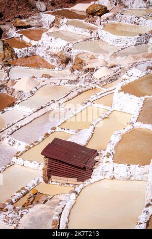 Die Salzminen von Maras sind ein inkaanischer Schatz, der im Heiligen Tal von Peru begraben liegt. Es ist im Besitz von reinen incan Familien und bietet weltberühmtes Salz. Stockfoto