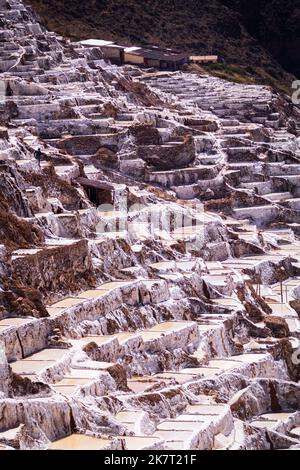 Die Salzminen von Maras sind ein inkaanischer Schatz, der im Heiligen Tal von Peru begraben liegt. Es ist im Besitz von reinen incan Familien und bietet weltberühmtes Salz. Stockfoto