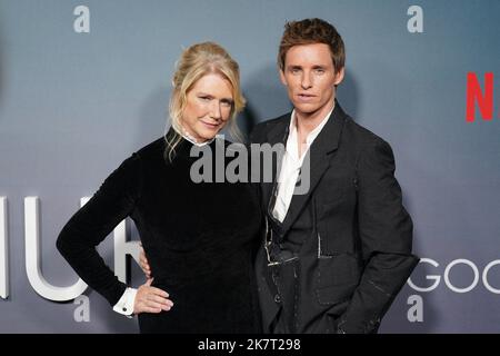 New York, NY, USA. 18. Oktober 2022. Amy Loughren, Eddie Redmayne bei der Ankunft für DIE GOOD NURSE Special Screening, The Paris Theatre, New York, NY 18. Oktober 2022. Kredit: Kristin Callahan/Everett Collection/Alamy Live Nachrichten Stockfoto