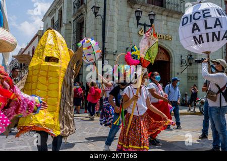 Menschen aus einem Dorf protestieren in den Straßen der Innenstadt von Oaxaca de Juarez, Oaxaca, Mexiko, gegen ein Bergbauunternehmen. Stockfoto