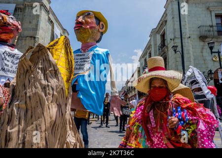 Menschen aus einem Dorf protestieren in den Straßen der Innenstadt von Oaxaca de Juarez, Oaxaca, Mexiko, gegen ein Bergbauunternehmen. Stockfoto