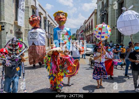 Menschen aus einem Dorf protestieren in den Straßen der Innenstadt von Oaxaca de Juarez, Oaxaca, Mexiko, gegen ein Bergbauunternehmen. Stockfoto