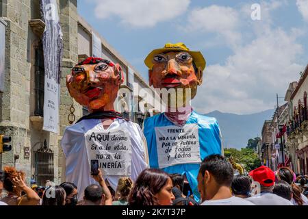 Menschen aus einem Dorf protestieren in den Straßen der Innenstadt von Oaxaca de Juarez, Oaxaca, Mexiko, gegen ein Bergbauunternehmen. Stockfoto