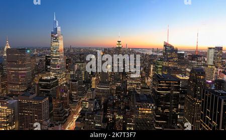 Luftaufnahme der Skyline von New York City in der Abenddämmerung Stockfoto