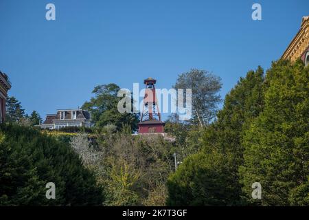 Blick auf den historischen Fire Bell Tower, ein 75 Meter großes Holzgebäude aus dem Jahr 1890 in Port Townsend, Jefferson County, Washington State, USA. Stockfoto