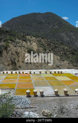 Blick auf die Salzbecken und Körbe mit Trockensalz bei einem Salzbergbau in Zapotitlan de las Salinas, im Bundesstaat Puebla, Mexiko. Stockfoto