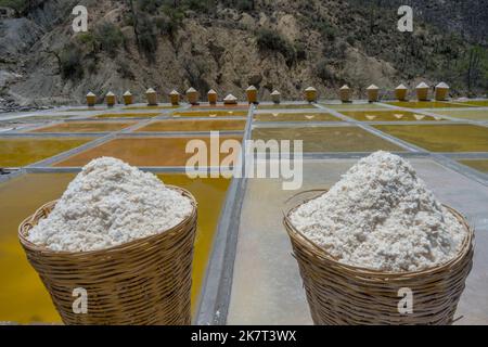 Blick auf die Salzbecken und Körbe mit Trockensalz bei einem Salzbergbau in Zapotitlan de las Salinas, im Bundesstaat Puebla, Mexiko. Stockfoto