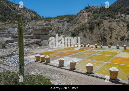 Blick auf die Salzbecken und Körbe mit Trockensalz bei einem Salzbergbau in Zapotitlan de las Salinas, im Bundesstaat Puebla, Mexiko. Stockfoto