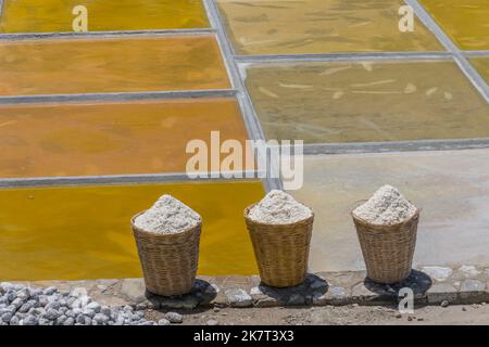 Blick auf die Salzbecken und Körbe mit Trockensalz bei einem Salzbergbau in Zapotitlan de las Salinas, im Bundesstaat Puebla, Mexiko. Stockfoto