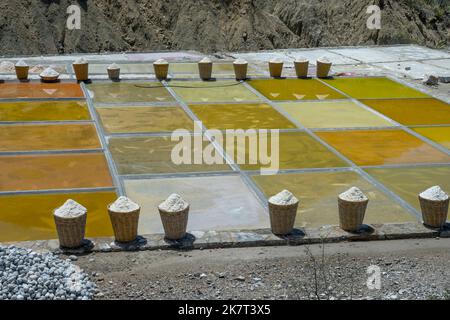 Blick auf die Salzbecken und Körbe mit Trockensalz bei einem Salzbergbau in Zapotitlan de las Salinas, im Bundesstaat Puebla, Mexiko. Stockfoto