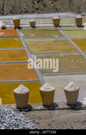 Blick auf die Salzbecken und Körbe mit Trockensalz bei einem Salzbergbau in Zapotitlan de las Salinas, im Bundesstaat Puebla, Mexiko. Stockfoto