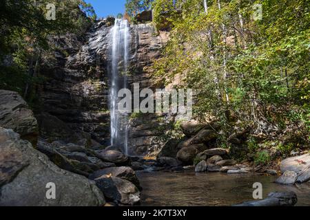 Toccoa Falls auf dem Campus des Toccoa Falls College in Toccoa, Georgia, ist einer der höchsten freifallenden Wasserfälle östlich des Mississippi. (USA) Stockfoto