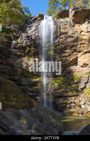 Toccoa Falls auf dem Campus des Toccoa Falls College in Toccoa, Georgia, ist einer der höchsten freifallenden Wasserfälle östlich des Mississippi. (USA) Stockfoto