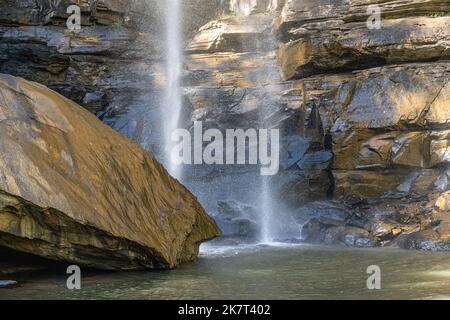 Pool unter dem Wasser der Toccoa Falls in Toccoa, Georgia. (USA) Stockfoto