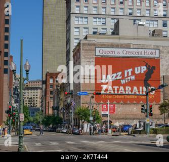 NEW ORLEANS, LA, USA - 15. OKTOBER 2022: Stadtbild der Innenstadt von Camp und Poydras Straßen mit Fußgänger, Autoverkehr und einer Zatarain's Anzeige Stockfoto