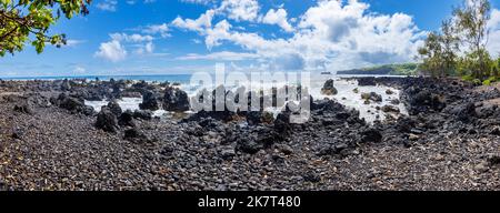 Ein Blick auf die Küste von der Keanae Peninsula, entlang Mauis berühmter Straße nach Hana. 1946 wurde die Keanae-Halbinsel von einer tsuna fast vollständig zerstört Stockfoto