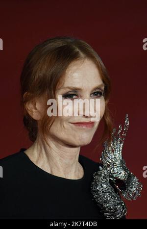 Isabelle Huppert besucht den roten Teppich für den Film ‘Caravaggio’s Shadow’ (L’Ombra Di Caravaggio; Caravage) während des Filmfestivals Rom 17. am 18. Oktober 2022 in Rom, Italien. Foto von Eric Vandeville/ABACAPRESS.COM Stockfoto