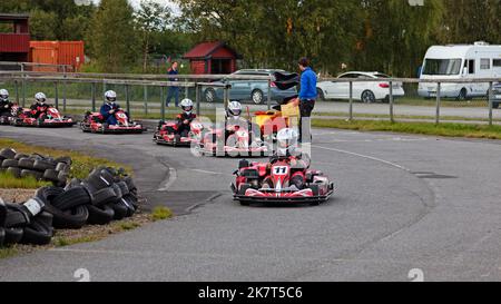 Umea, Norrland Schweden - 30. August 2020: Eine Reihe von Go-Karts steht vor dem Start des Rennens Stockfoto