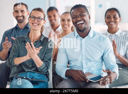 Workshop, Applaus und Konferenz mit Publikum in Präsentation für Teambuilding, Training und Award-Ziele Veranstaltung. Feedback, Erfolg und Coaching mit Stockfoto