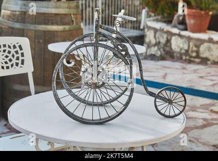 Modell eines alten Dreirads aus Metall Stockfoto