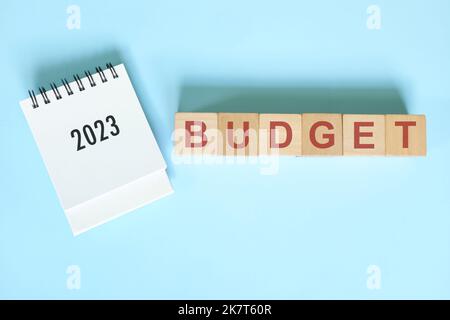 Jahr 2023 Budget- und Budgetierungskonzept. Schreibtisch Kalender flach lag auf blauem Hintergrund. Stockfoto