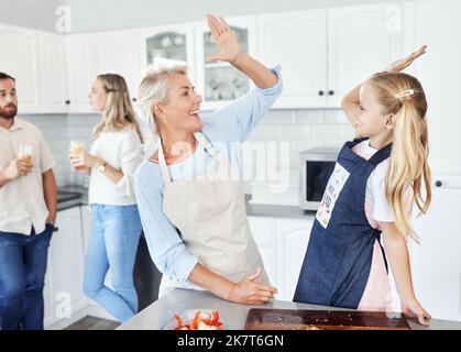 High Five, Küche und Kochen Familie oder Großmutter und Kind für den Erfolg, Lernerfolg oder zu Hause Lebensmittel Gesundheit Ziel. Feiern Sie das Zeichen mit dem Senior Stockfoto