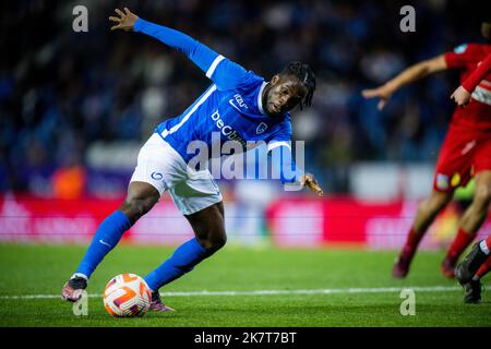 Genks Paul Onuachu schießt am Dienstag, 18. Oktober 2022, in Genk, am 13. Tag der ersten Division der belgischen Meisterschaft 2022-2023, ein Tor während eines Fußballspiels zwischen KRC Genk und KVC Westerlo. BELGA FOTO JASPER JACOBS Stockfoto