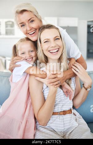 Portrait von Großmutter, Mutter und Mädchen Kind mit Lächeln auf dem Sofa sitzen zu entspannen, zu binden und zu umarmen. Glückliche Oma, Mutter und Kind entspannen auf der Couch Stockfoto