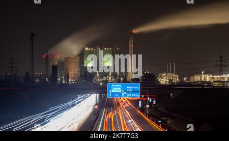 19. Oktober 2022, Sachsen-Anhalt, Bad Lauchstädt: Das Braunkohlekraftwerk Schkopau ragt hinter der Autobahn 38 bei Bad Lauchstädt. (Aufgenommen mit Langzeitbelichtung) Foto: Hendrik Schmidt/dpa Stockfoto