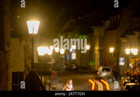 Merseburg, Deutschland. 19. Oktober 2022. Laternen beleuchten eine Straße in der Altstadt von Merseburg. Quelle: Hendrik Schmidt/dpa/Alamy Live News Stockfoto