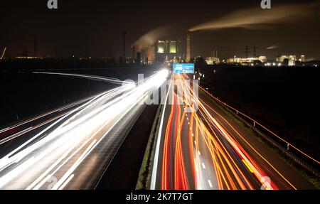 19. Oktober 2022, Sachsen-Anhalt, Bad Lauchstädt: Das Braunkohlekraftwerk Schkopau ragt hinter der Autobahn 38 bei Bad Lauchstädt. (Aufgenommen mit Langzeitbelichtung) Foto: Hendrik Schmidt/dpa Stockfoto