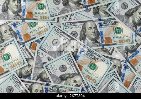 Stapel von hundert US-Banknoten. Hintergrund mit Geld american hundert Dollar Scheine. 100 Rechnungen Hintergrund. Viele Dollar Banknoten auf dem Tisch Stockfoto