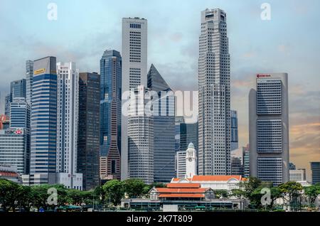 Singapur, Singapur - 14. Mai 2022: Business Center, Wolkenkratzer in der modernen Metropole, Stadt. Singapore Central Marina Bay, Stadtbild Wolkenkratzer skyl Stockfoto