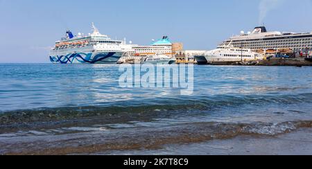 Rhodos, Griechenland - 23. August 2022: Panoramablick auf schöne Yachten, touristische Fähren stehen im Hafen von Rhodos, Griechenland. Stockfoto