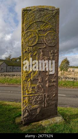 Das Straßenkreuz von Aberlemno 3 geformte Steine Ostwand im Angus Village von Aberlemno. Stockfoto