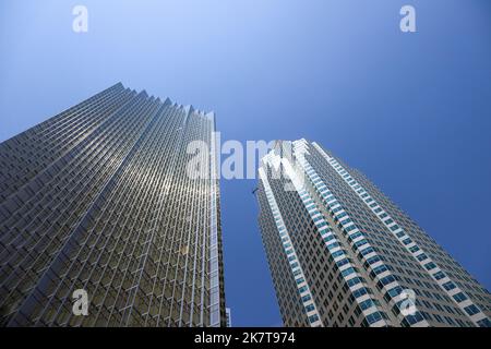 Architektonischer Hintergrund - Wolkenkratzer Fenster, modernes Gebäudekonzept. Glas und Metall, geometrische Formen. Stockfoto