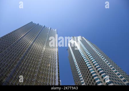 Architektonischer Hintergrund - Wolkenkratzer Fenster, modernes Gebäudekonzept. Glas und Metall, geometrische Formen. Stockfoto