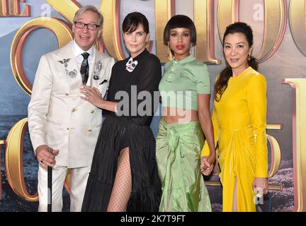 Paul Feig, Charlize Theron, Kerry Washington und Michelle Yeoh bei der Netflix-Premiere von „The School for Good & Evil“, die am 18. Oktober 2022 im Regency Village Theatre in Westwood, CA, stattfand. © OConnor / AFF-USA.com Stockfoto