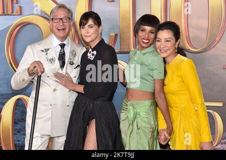 Paul Feig, Charlize Theron, Kerry Washington und Michelle Yeoh bei der Netflix-Premiere von „The School for Good & Evil“, die am 18. Oktober 2022 im Regency Village Theatre in Westwood, CA, stattfand. © OConnor / AFF-USA.com Stockfoto