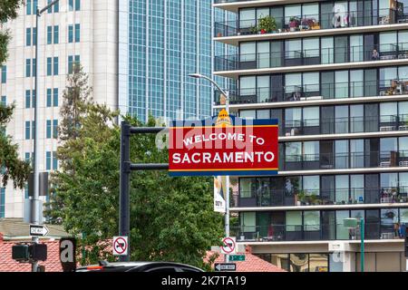 Sacramento, USA - 4. Juni 2022: Willkommen in Sacramento-Schild in der Innenstadt von Sacramento. Stockfoto