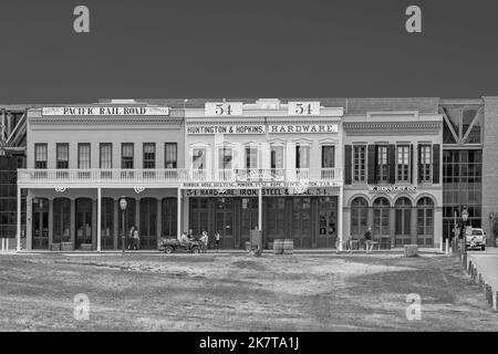 Sacramento, USA - 4. Juni 2022: Vorderansicht eines Bauwarenladens aus dem 1800s. Und frühen 20.. Jahrhundert in der Altstadt von Sacramento. Der Laden ist eine Darstellung eines frühen Haas Stockfoto