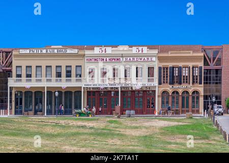 Sacramento, USA - 4. Juni 2022: Vorderansicht eines Bauwarenladens aus dem 1800s. Und frühen 20.. Jahrhundert in der Altstadt von Sacramento. Der Laden ist eine Darstellung eines frühen Haas Stockfoto