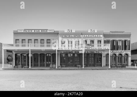 Sacramento, USA - 4. Juni 2022: Vorderansicht eines Bauwarenladens aus dem 1800s. Und frühen 20.. Jahrhundert in der Altstadt von Sacramento. Der Laden ist eine Darstellung eines frühen Haas Stockfoto