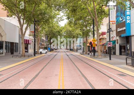 Sacramento, USA - 4. Juni 2022: Fußgängerzone in der Innenstadt von Sacramento ohne Menschen. Stockfoto