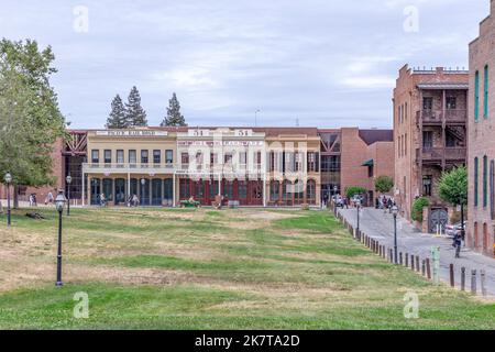 Sacramento, USA - 4. Juni 2022: Vorderansicht eines Bauwarenladens aus dem 1800s. Und frühen 20.. Jahrhundert in der Altstadt von Sacramento. Der Laden ist eine Darstellung eines frühen Haas Stockfoto