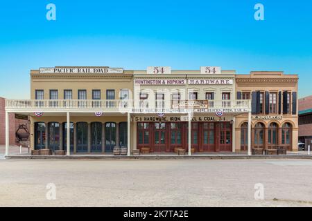 Sacramento, USA - 4. Juni 2022: Vorderansicht eines Bauwarenladens aus dem 1800s. Und frühen 20.. Jahrhundert in der Altstadt von Sacramento. Der Laden ist eine Darstellung eines frühen Haas Stockfoto