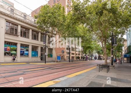 Sacramento, USA - 4. Juni 2022: Fußgängerzone in der Innenstadt von Sacramento ohne Menschen. Stockfoto